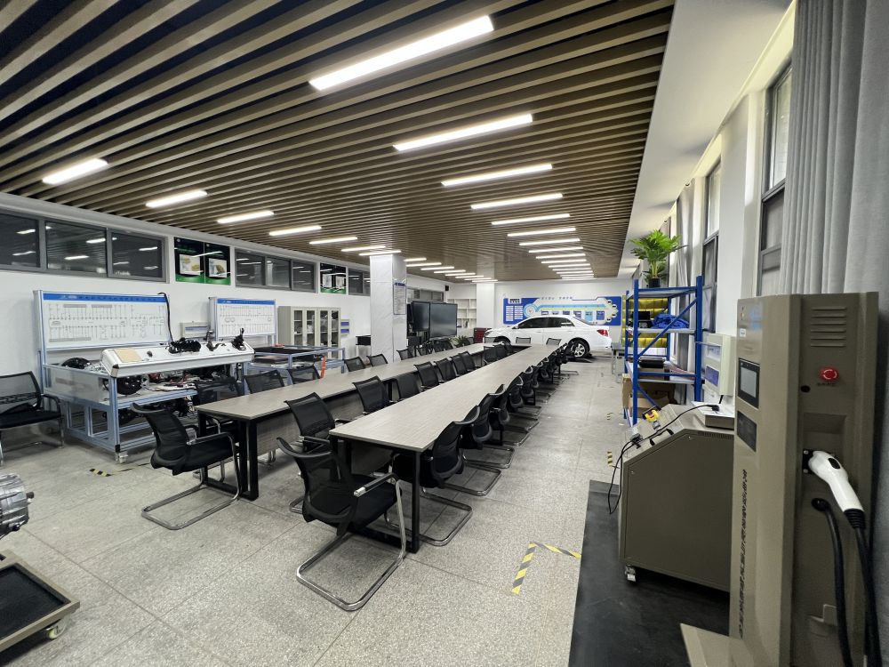 合肥技师学院中德诺浩汽车维修